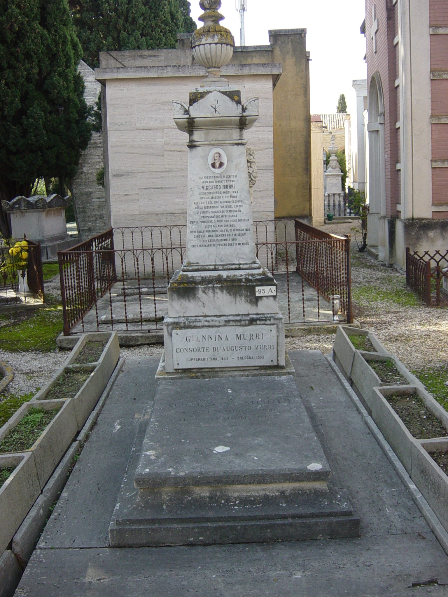 Augusto%20Murri%20s%20family%20tomb.JPG